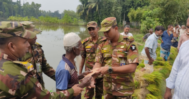 লক্ষ্মীপুরে সেনাবাহিনীর উদ্দোগে নগদ অর্থ ও ধানের চারা বিতরণ।